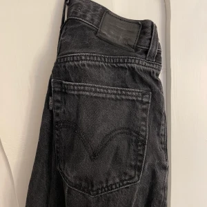 Levis hige loose  - 24/31. Fint skick. Svart/grå. 