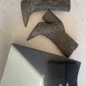 Klackskor från yeezy - Klackskor som knappt är använda i görn/brun ormskinn imitation från yeezy🥰