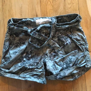 Korta shorts grön mönstrade xs - Shorts grön mönstrade hur coola som helst. Skärp och fickor och väldigt korta. Ostrukna. Lite militär aktig grön och mönstrad.