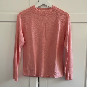 Filippa K stickad tröja - Filippa K stickad tröja, Soft sport stl S. Öppen i ryggen. Nyskick, köpt för 899kr