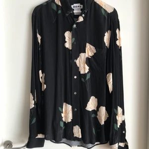 Hope brave shirt - Skjorta från hope. Storlek 48. Mått: armhåla till armhåla: 56 cm, längd: 75 cm, axlar 47 cm. Färgen har blivit lite annorlunda där bak längst ner (bild 3) men det är inget man noterar när man har på den