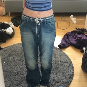 g-star raw baggy jeans - baggy jeans från g-star raw. säljer då de inte kommer till användning o är lite stora på mig. köptes för 250 kr här på plick. de är insydda i midjan från förra ägaren så jag tror det är en herr modell på jeansen. skulle säga att jeansen är i rätt bra skick ändå men knappen högst upp sitter inte stenhårt, finns alltså en chans att den ramlar av, därav priset. jag är 173 cm lång och de är långa på mig. storleken är väldigt oklar men skulle säga M. hör av dig vid frågor<3