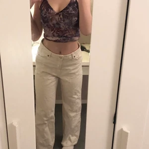 vita monki jeans - säljer mina älskade monkijeans då de tyvärr har blivit för stora! Dom är i strlk 29, jag är ca 170cm, skulle säga att de passar en M. 90kr + frakt