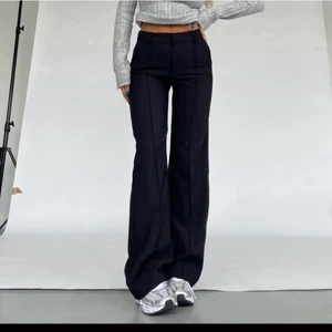 Venderbys kostymbyxor  - Säljer dessa supersnygga kostymbyxor från venderbys bra skick! De är även uppsprättade så de passar de med lite längre ben också💕 exklusive frakt🥰