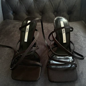 Klackskor - Svarta klackar med snörning från zara, oanvända (små i storleken)