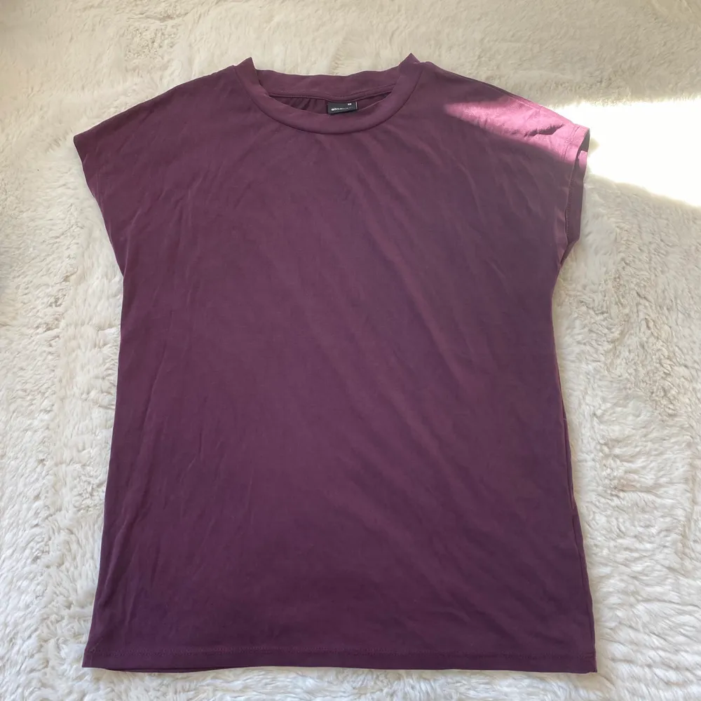 Lila t-shirt ifrån Ginatricot, använd en gång, lent material, mjuk och bekväm . T-shirts.