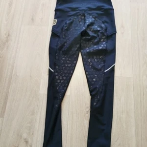 Maya delorez ridbyxor  - Svarta Maya Delorez ridbyxor strl L , använda en gång säljs pga fel storlek. 