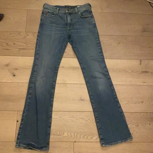 Armani jeans - Low waist bootcut jeans från Armani i storlek 27. Har använt typ 2 gånger så inga slitningar ellerr fläckar på💟