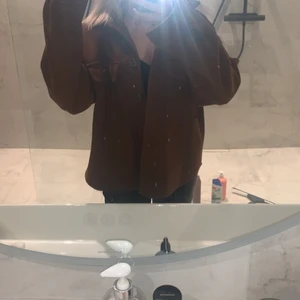 Vårjacka - En jätte fin och skön oversized vårjacka i strl xs-s. Där är mörkare brun i verkligheten😍 jätte skön, jag säljer den då den inte kommer till användning. Jag har bara använt den 1 gång❤️