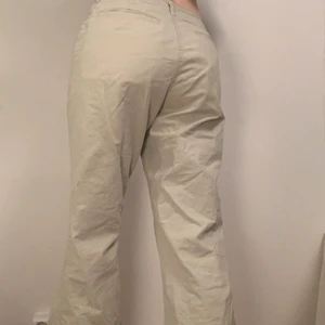 Beiga byxor - Beiga byxor från Peak Performance ✨kan mötas på söder annars tillkommerfrakt😘 de saknar storlek men passar mig som är S/M och 178cm