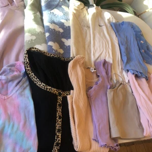 Massa kläder - Säljer tröjor/hoodies/linnen. Allt är i Xs-S. Kom med egna prisförslag, säljer billigt. Vid köp av flera=billigare. Skriv om ni har några frågor eller vill ha mer bilder!💕 Först till kvarn!