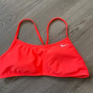 Säljer denna bikiniöverdel från Nike. Aldrig använd, endast testad. Storlek L men sitter som en S. Ser orange ut på bilden men är rosa. Skriv för fler bilder eller vid frågor💜