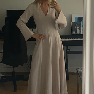 Klänning från zara! - Helt otrolig klänning från zara. Inget att anmärka på! Storlek Xs, men passar mig som vanligtvis bär 36/S.   Jag är 169cm lång, och den går till anklarna mig.