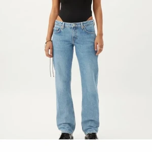 Arrow weekday jeans  - Helt nya arrow Weekday jeans i färgen Summer Blue. Lågmidjade och sjukt najs passform. Ej så andvända, inprincip i nyskick! Orginalpris:500kr Innerbenslängd:74cm Midjemått(rakt över och inte runt om): 37cm 