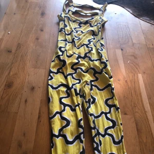 One piece gul med mönster 32 - One piece gul och mönster öppen rygg.