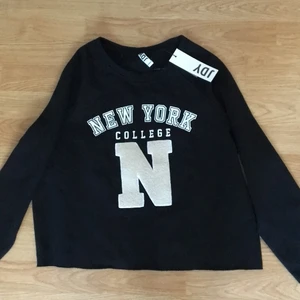 Sweatshirt med tryck - Svart tröja med tryck på framsidan, aldrig använd och bra skick!💕