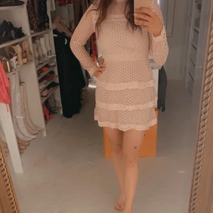 Vacker spetsklänning  - Jättefin spetsklänning i beige/rosa. Har aldrig använt den så är i väldigt fint skick. Kan mötas upp vid Odenplan eller Enköping. 