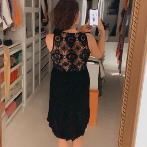 Svart Zara klänning med detalj  - Svart klänning från Zara med spetsrygg. Den är fodrad överallt förutom ryggen så går att ha den utan bh om man vill. 