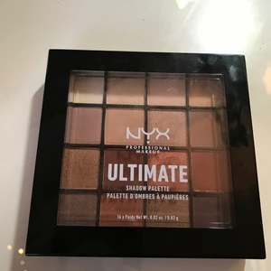 En helt ny ögonskuggspalet från nyx. - Har använt denna ca två gånger, köpt för ungefär tre månader sen. Ifrån Nyx i färgen: Warm neutrals. Betalning via Swish.