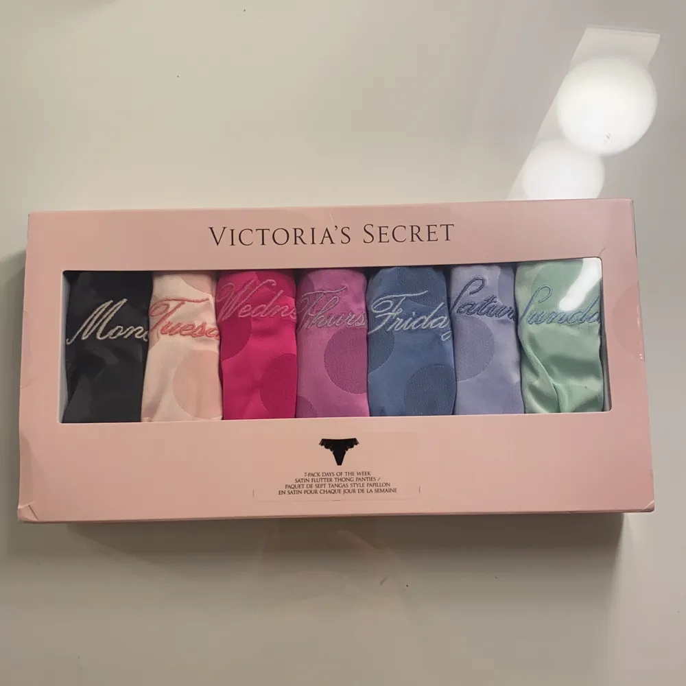 Säljer dessa supersöta trosor från Victoria Secret. Köpta för 585 samt massa tullavgift säljs för 400. Övrigt.