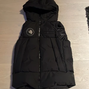 Sail racing - Detta är en sail racing väst i storlek small. Den är helt oanvänd. Nypris är 3500 och jag kmr sälja denna för 1500 men kom med bud. Exklusive frakt