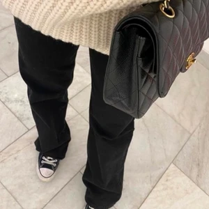 Svarta Jeans - säljer mina svarta jeans - liknar zara mid rise, fint skick! köpta för 400kr ❤️‍🔥❤️‍🔥 hör av dig vid intresse eller frågor 