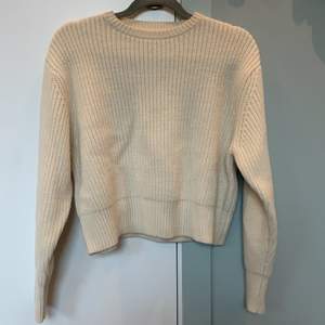 Vit stickad tröja från Zara i storlek M. Använd endast 1 gång och i nyskick. Hör av dig om du har frågor :)