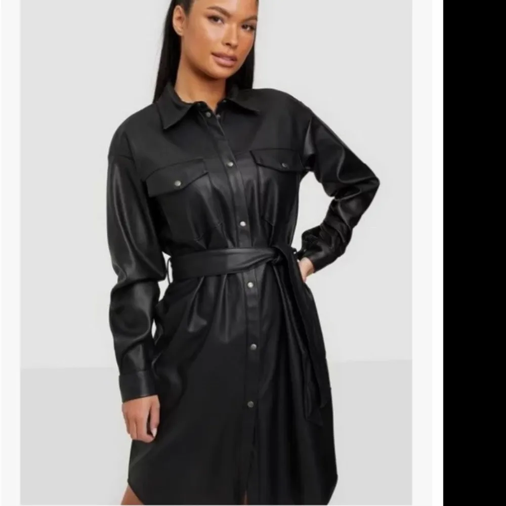 Skjortklänning i svart SUPERFIN HELT NY!!🥰🙈 Finns endast i storlekarna Xs-L☺️💞🧡 550kr/st Bjuder frakt. Skjortor.