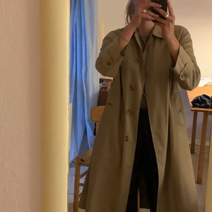 Burberry trench coat one size - Iconic coat, one size. Fits a women size XS-M 