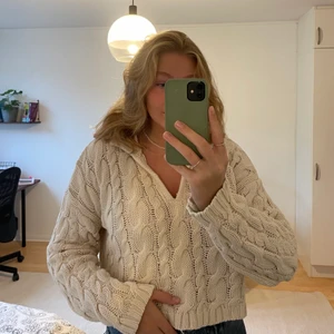 Grovstickad tröja - Supermysig o mjuk stickad tröja från NA-KD. Helt hel o fin! Finns ett litet knäppe så man kan stänga så urringningen blir lite mindre om man vill! Frakt ingår i priset🤩