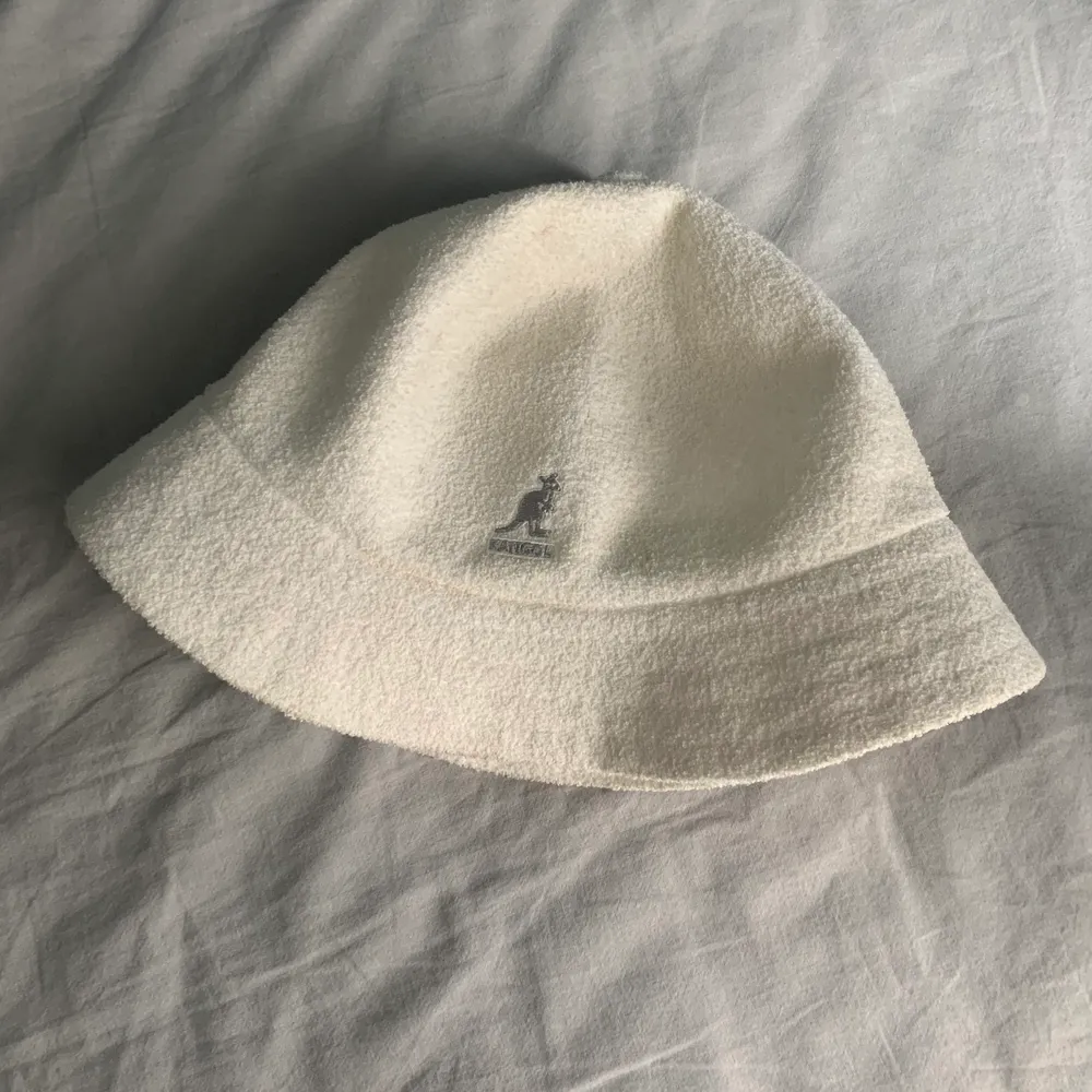 Vit frotté buckethat från kangol. Köpt i kangol butik i Tokyo. Storlek L. Accessoarer.