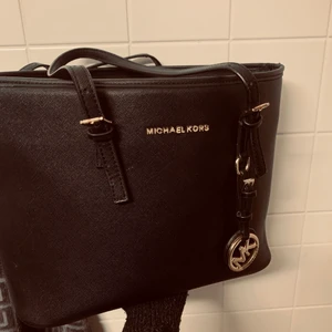 Michael kors väska  - Säljer en fin väska av märket Michael kors 