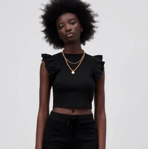 Zara topp med volanger - Tre fina toppar med volanger från Zara i tre olika färger, dessa var väldigt trendiga under sommaren. Köp alla för 110kr eller 40kr styck💗 FINNS I ORANGE OCKSÅ!! SVART OCH BLÅ SÅLDA