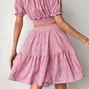 Rosa blommig kjol  - Rosa blommig kjol i strl M, bra skick