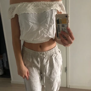 Offshoulder topp - En vit offshoulder topp med ett mönster där uppe, från barnavdelningen på Kappahl💕 30 + frakt 