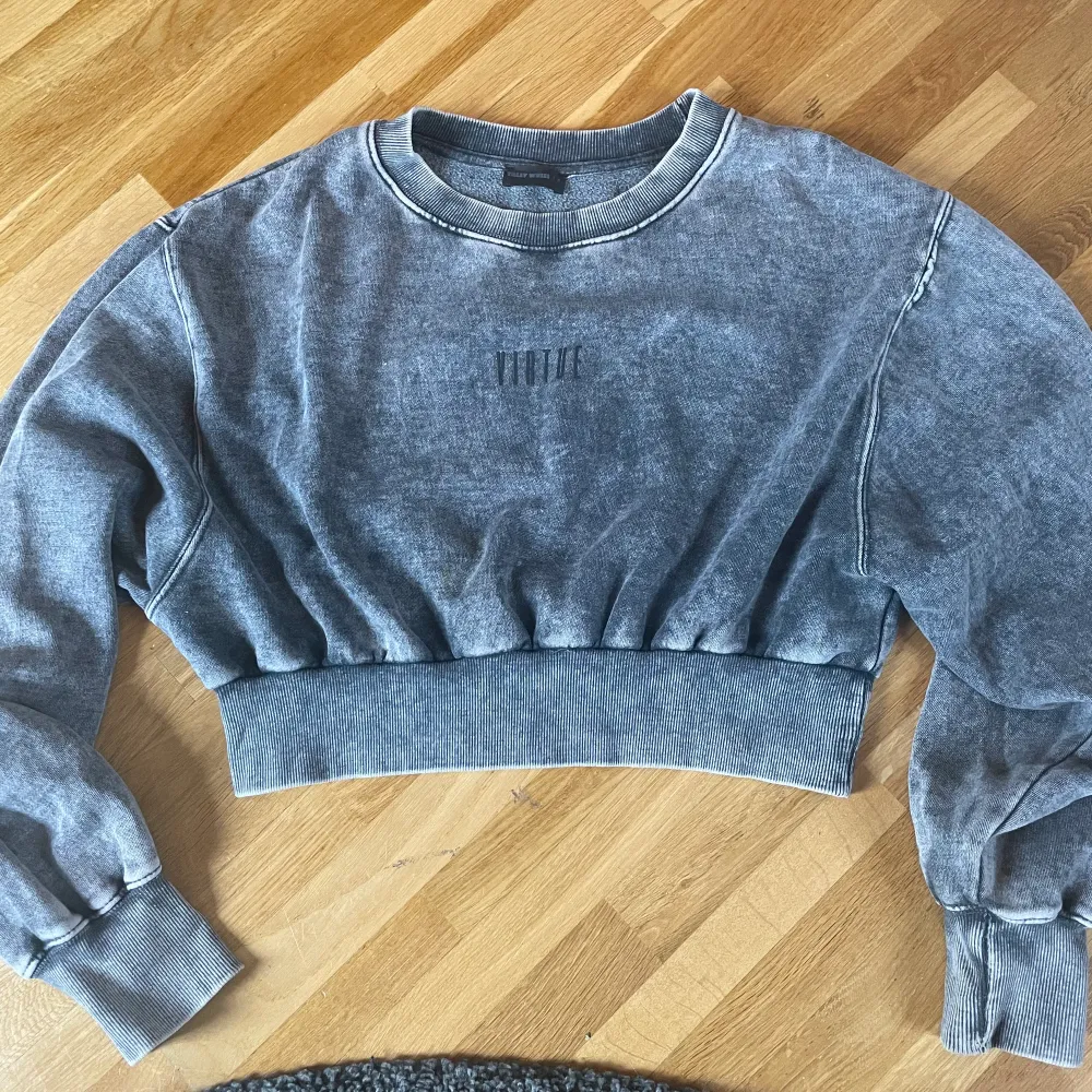 Säljer denna coola sweatshirt från bershka. Den är endast använd en gång och är precis som ny. Den är i storlek M men passar S med. Frakt tillkommer men den kostar 70kr 💞. Tröjor & Koftor.