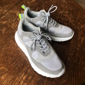 Gråa Sneakers från River Island  - Endast använda 1 gång 🤗 möts upp i Malmö, annars står köparen för frakt (66kr) ✨ Skostorlek: 40