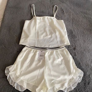 Siden Pyjamassett  - Siden Pyjamassett storlek S. Prislapp kvar. Köparen står för frakt