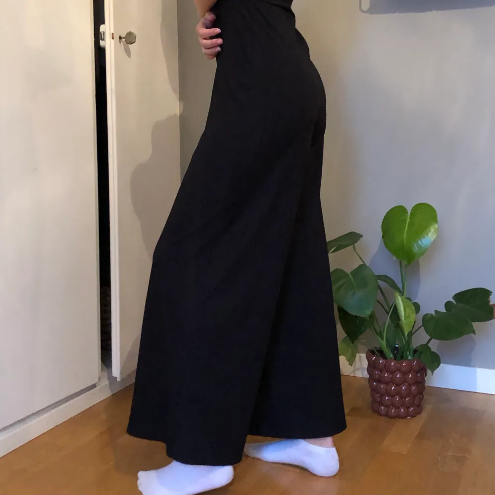 En fin jumpsuit från monki i storlek XS-XXS. Säljer för att den knappt blir använd. Kan mötas upp eller frakta men jag står en för PostNords slarv😊 . Övrigt.