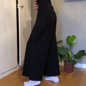 Svart jumpsuit  - En fin jumpsuit från monki i storlek XS-XXS. Säljer för att den knappt blir använd. Kan mötas upp eller frakta men jag står en för PostNords slarv😊 