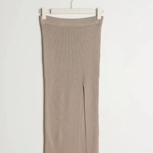 Stk M 150 kr kjol med slits - Kjol med slits beige M 150 kr oanvänd 