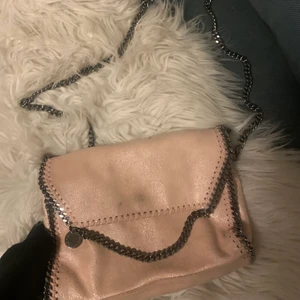 Stella McCartney mini falabella väska - Säljer nu min älskade Stella McCartney falabella mini väska!! Så fin och passar till allt💓💓💓såklart äkta