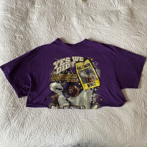 Lila tshirt - Lila tshirt köpt på Blitz i London för några år sen. 0 aning vem som är på då jag var en poser. Den var avklippt när jag köpte den! Bra skick