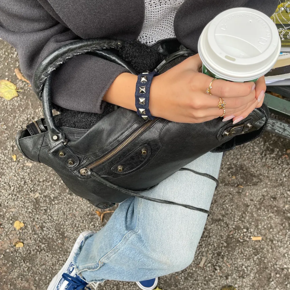 Så snygga valentinoliknande armband i jeansmaterial! Den perfekta detaljen som kan göra en hel outfit💕. Accessoarer.