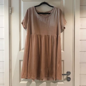 Sammetsklänning - Kortärmad sammetsklänning i rosa/nude från märket Glamorous, köpt hos Nelly. Använd 1-2 gånger. Strl M 🌸