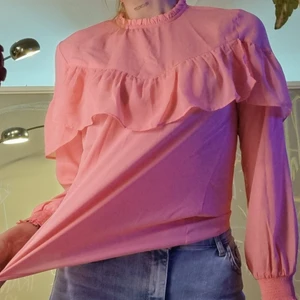 Rosa topp - Så fin topp med volanger 🥰💕🌸 knäppning bak i halsen. Storlek m, 35 kr. Samfraktar vid köp av flera varor för 66 kr 📦❣