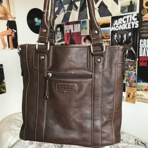 Axelväska  - En skitsnygg trendig axelväska köpt secondhand men knappt använd!💕                                                         Vegansk🌱                                                                  Höjd: 26cm Bedd: 24cm Djup: 8cm                                      Frakt tillkommer📦