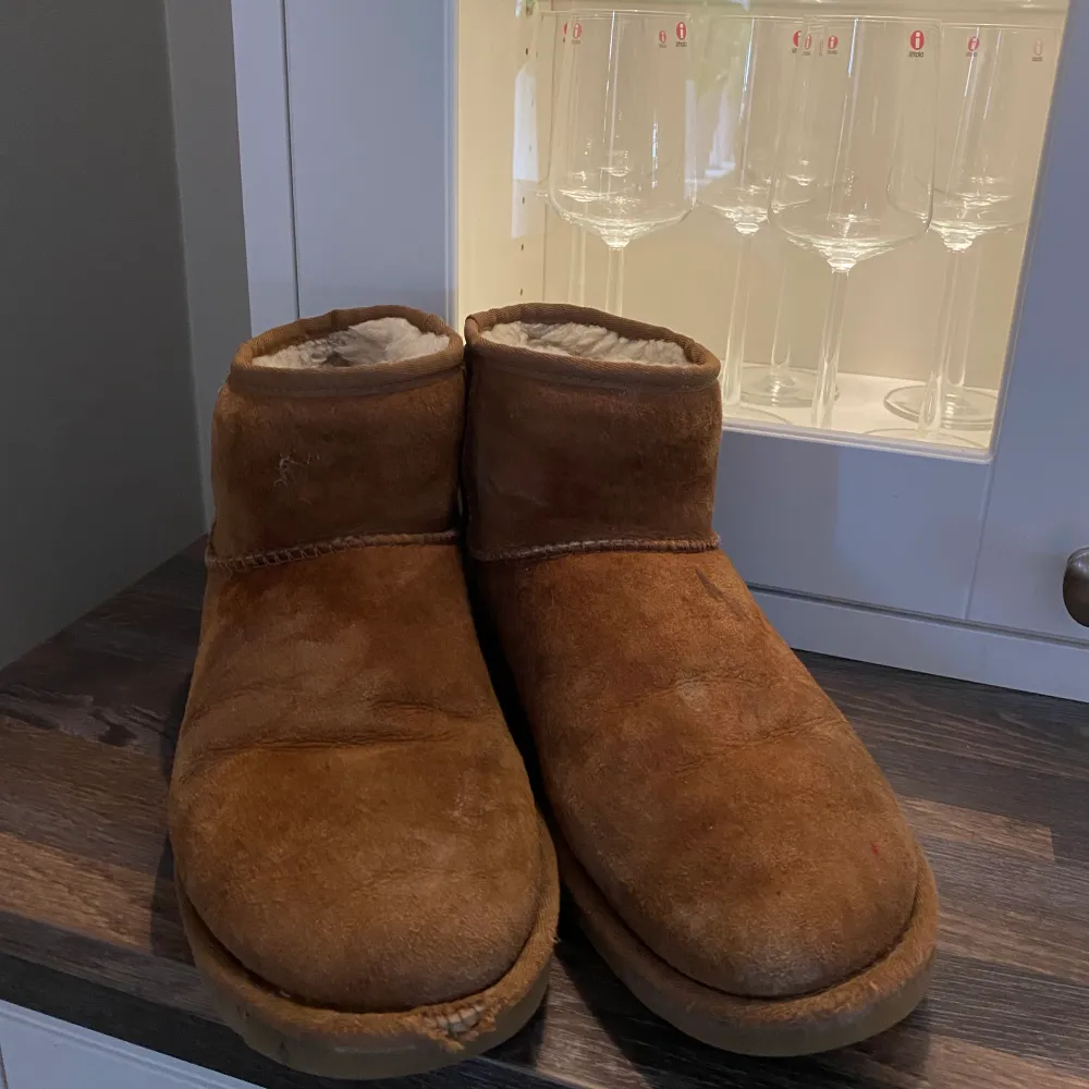 Super fina och sköna uggs dock i användt skick 🤎😊. Skor.