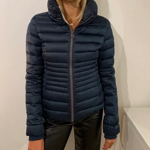 Colmar vinterjacka - Säljer nu min fina Colmar jacka. Storlek 42 som motsvarar S . Marinblå med vitt innerfoder🤍 jackan är som ny då den knappt är använd. Självklart äkta! Så fin och varm till vintern men också till hösten. SÄLJER även en till i min profil!