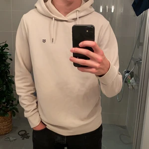 Hoodie, vit/beige från jack&jones - Hoodie från jack&jones. Skönt material och passform. Som nyskicka och inte använd mycket alls. Modell 185 cm. Säljer pga dåligt användande. Pris går att diskutera
